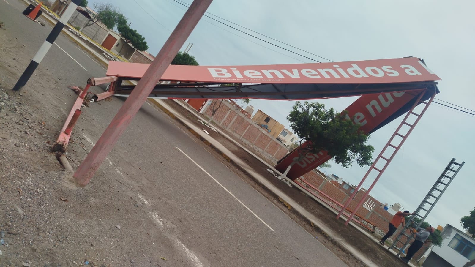 Temporal desprendió techos y paneles publicitarios de metal en Boca del Río. (Foto: Difusión)