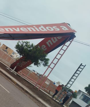 Temporal desprendió techos y paneles publicitarios de metal en Boca del Río. (Foto: Difusión)