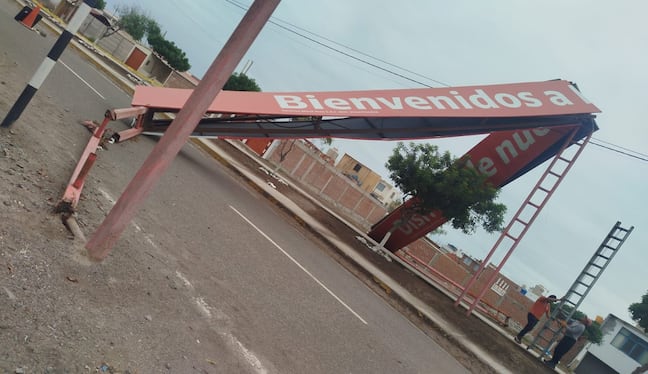 Temporal desprendió techos y paneles publicitarios de metal en Boca del Río. (Foto: Difusión)