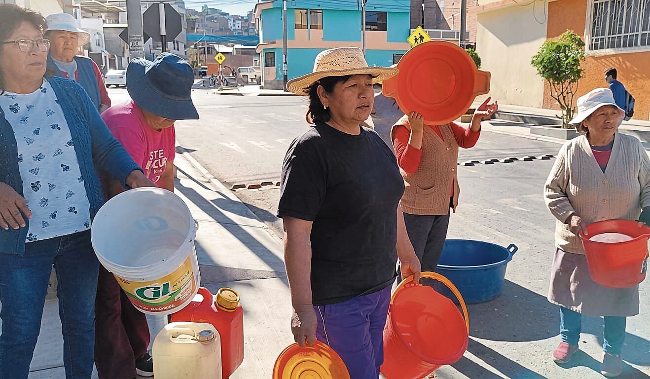 Vecinos en Mariano Melgar reciben agua de camiones cisterna. Foto: GEC.