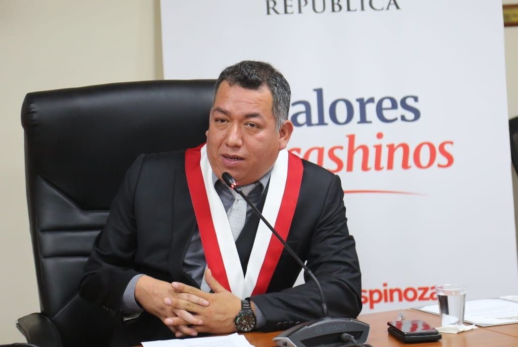 Darwin Espinoza asegura que se allana ante la Comisión de Ética. (Foto: Congreso)