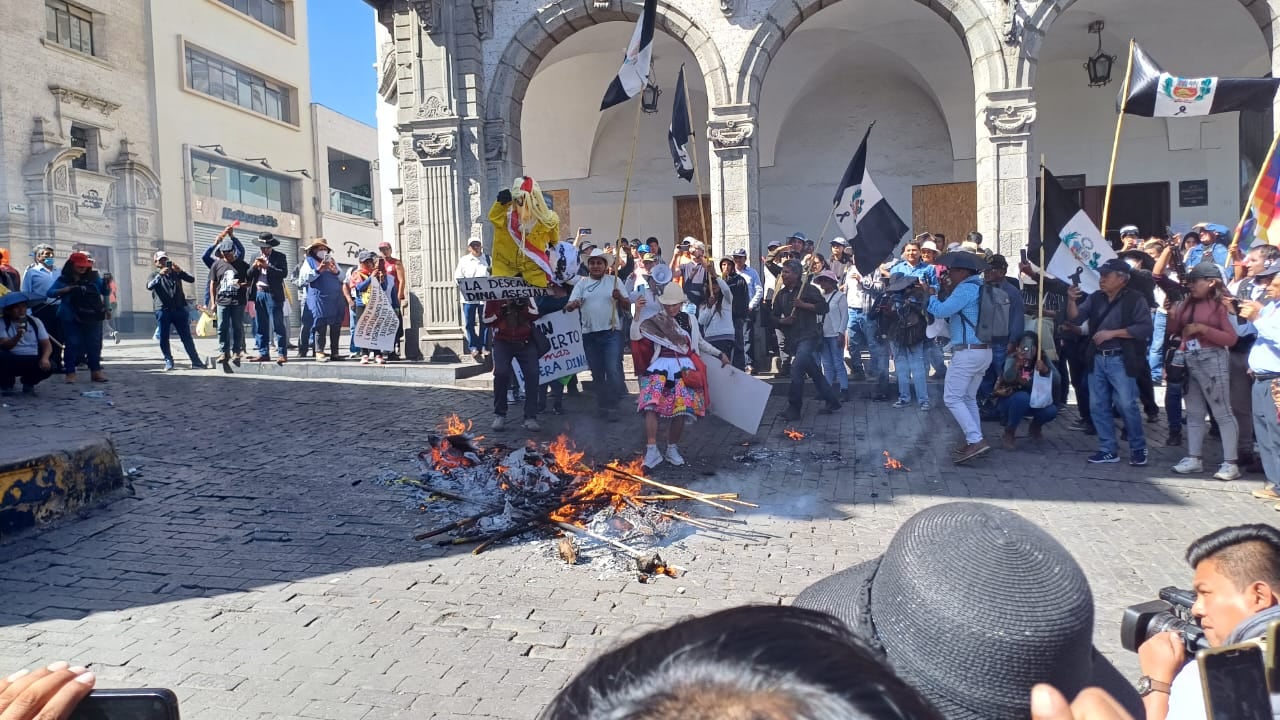 Queman muñeco en la Plaza de Armas de Arequipa. Foto: GEC.