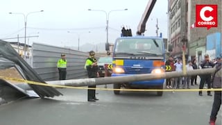 La Victoria: Poste de alumbrado público se desploma y deja un herido