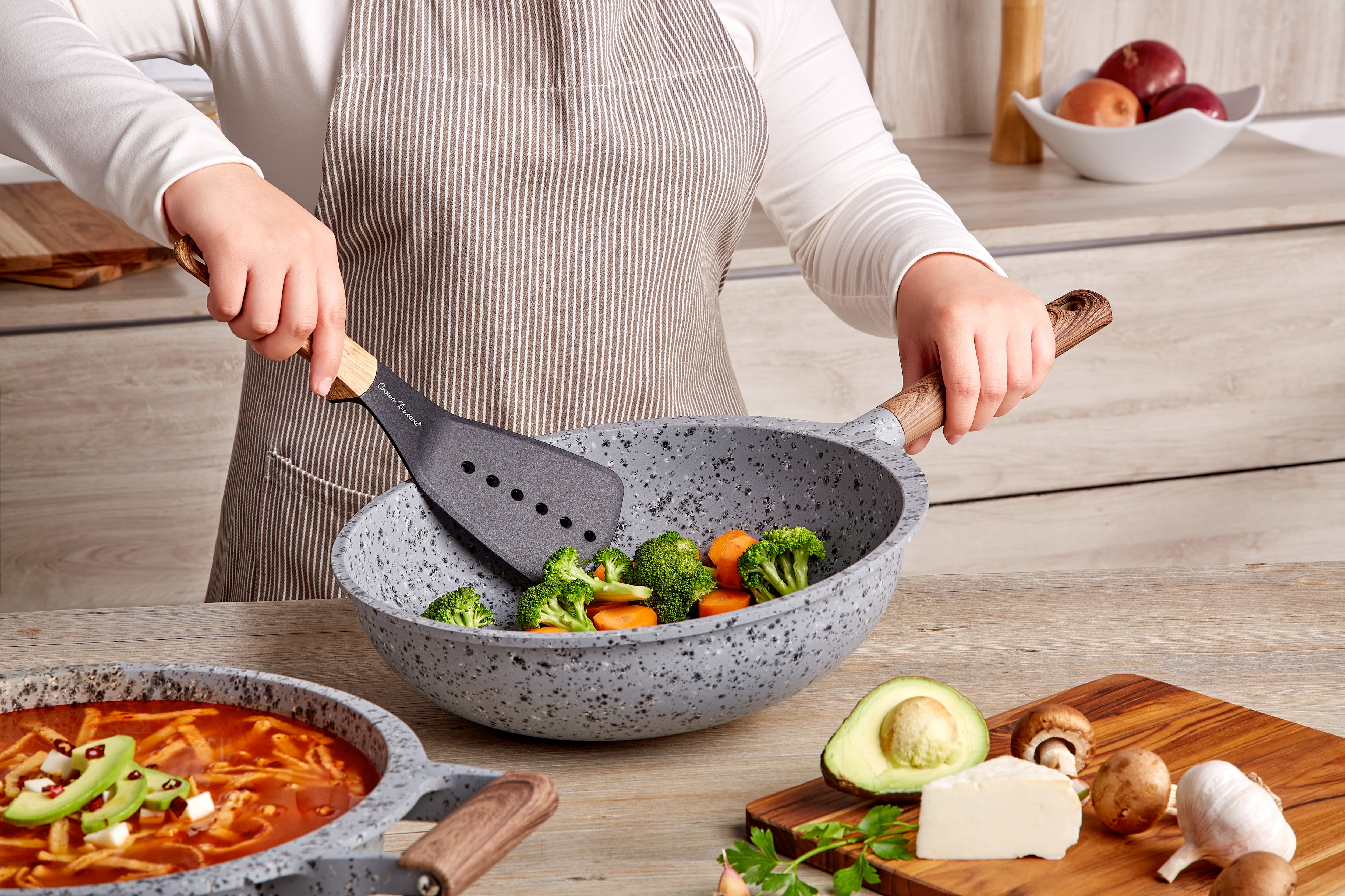 Superficies antiadherentes, distribución uniforme del calor y facilidad de limpieza son algunas características de estos utensilios. Conoce cómo funcionan y qué ventajas ofrecen en la cocina.