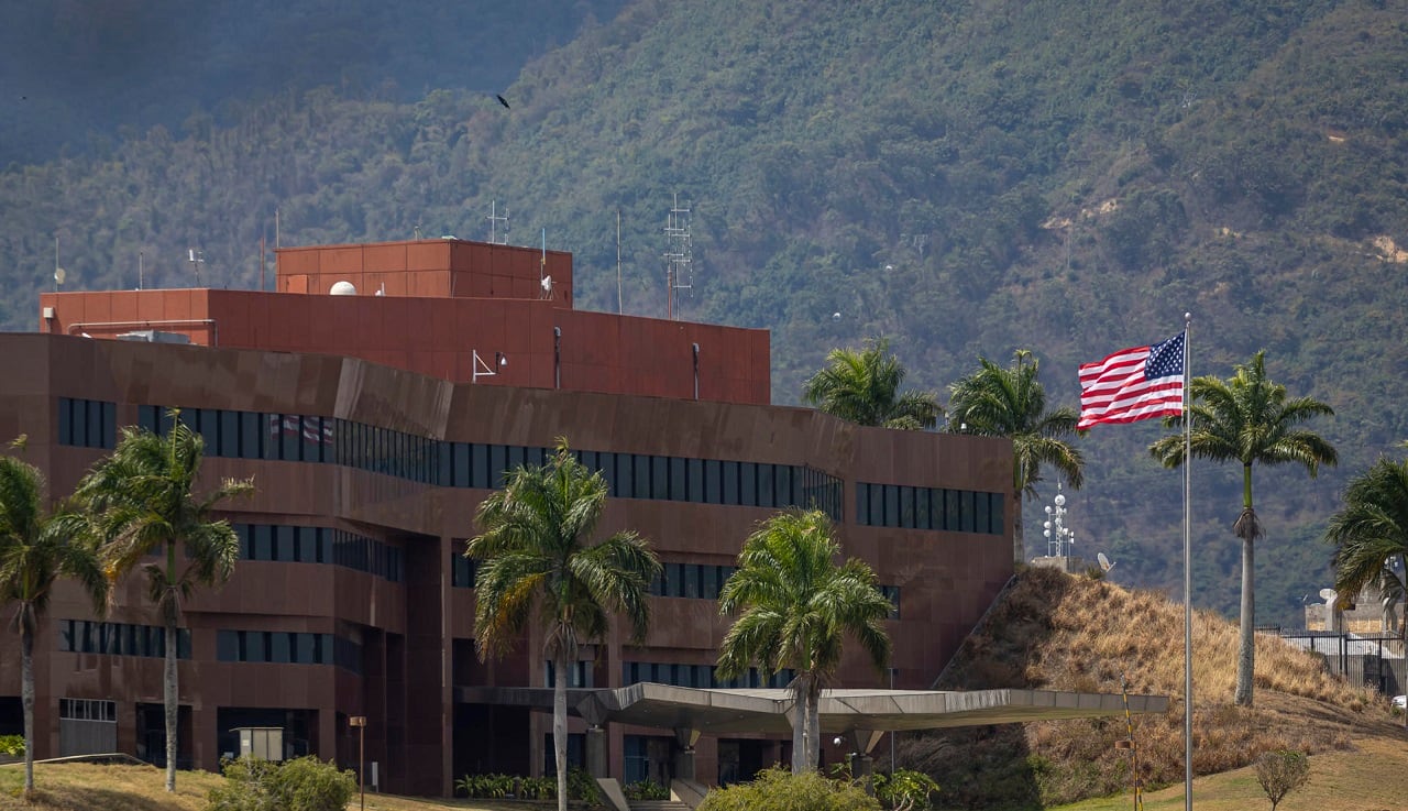 Bandera de Estados Unidos izada en la sede diplomática este sábado, en Caracas (Venezuela). EFE/ Miguel Gutiérrez