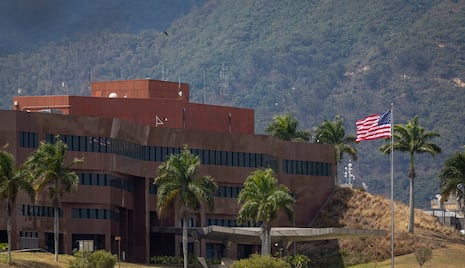 Embajada de EE.UU. en Venezuela iza la bandera de su país por primera vez en siete años