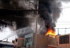 Ate: incendio consume almacén de productos de limpiza y pone en riesgo viviendas aledañas