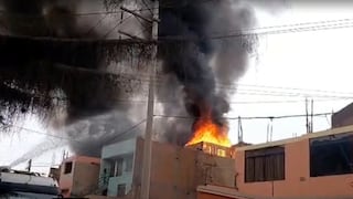 Ate: incendio consume almacén de productos de limpieza y pone en riesgo viviendas aledañas