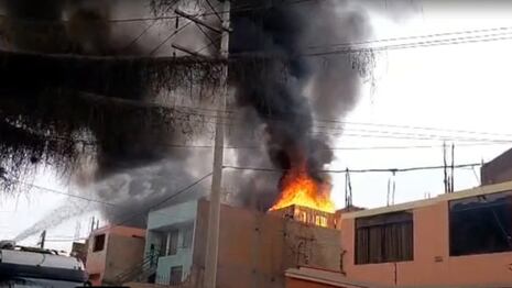 Ate: incendio consume almacén de productos de limpieza y pone en riesgo viviendas aledañas