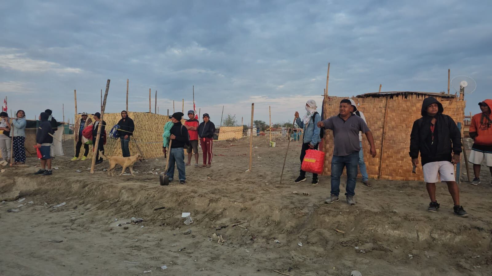 Son más de mil familias que iniciaron una mesa de diálogo con los funcionarios ediles para que los apoyen con un programa social y así puedan adquirir una vivienda.