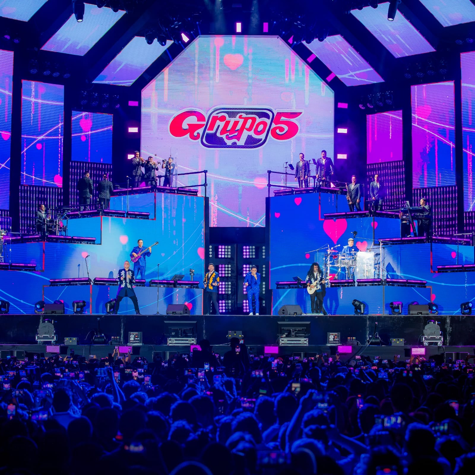 La grabación del concierto fue realizada con cámaras de cine para garantizar una experiencia visual y sonora de alta calidad.