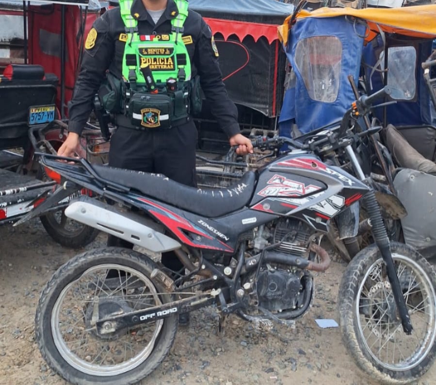 Joven se despista en la carretera.