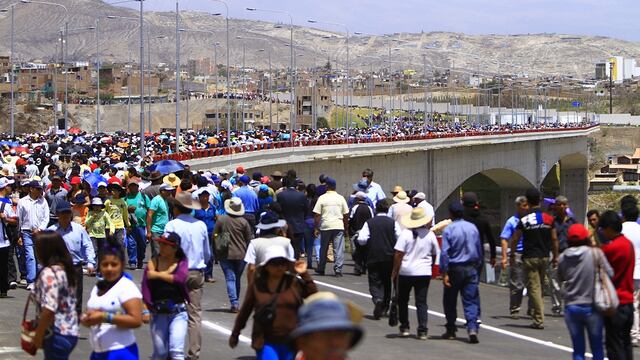 Miles visitaron el puente Chilina