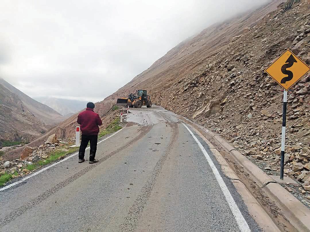 Vía dañada por lluvia intensa. Foto: difusión.