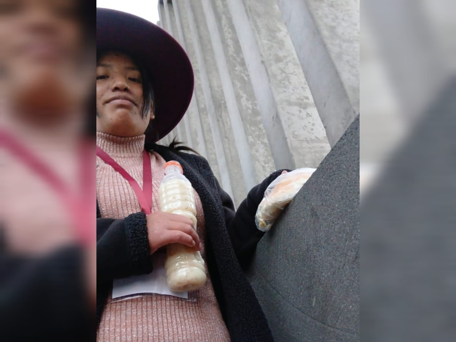 Janet Ccacho vestía un vestido de hilo de color rosado y una chaqueta de color negro