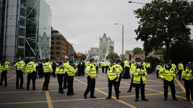 Londres: policías resultan heridos tras choque con manifestantes antivacunas