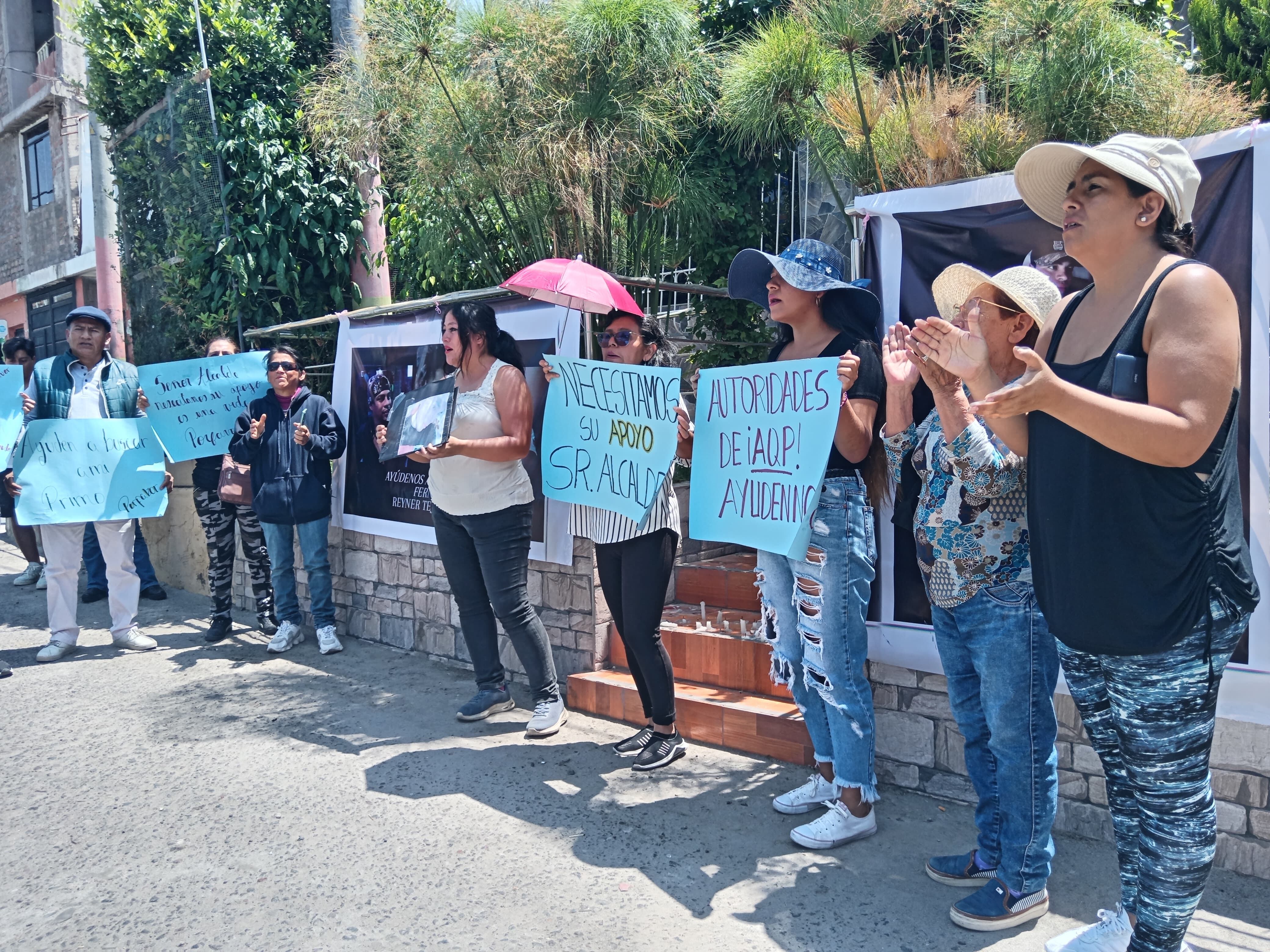Familiares piden ayuda para encontrar el cuerpo de un universitario que cayó al río Chili. (Foto: GEC)