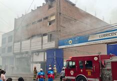 Santa Anita: Al menos 21 unidades de bomberos atienden incendio en zona industrial