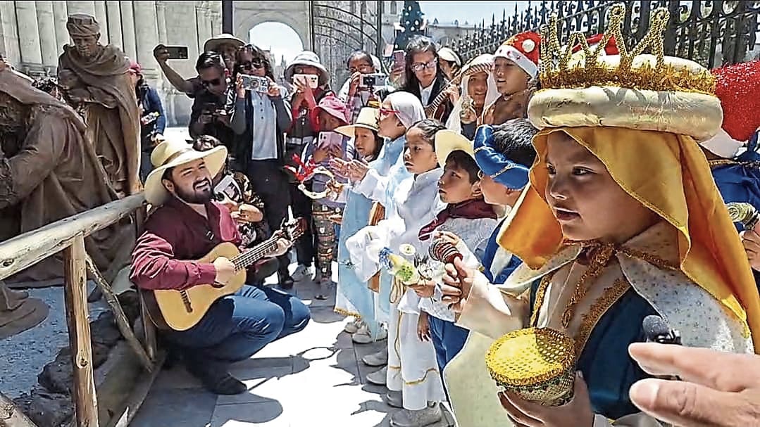 Niños adoradores en la Catedral de Arequipa. Foto: GEC.