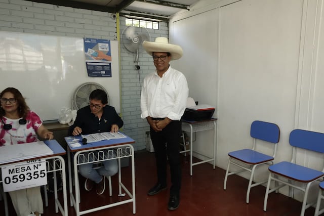 Candidato presidencial Roberto Sánchez votó en San Borja (Fotos: Jesús Saucedo / @photo.gec)