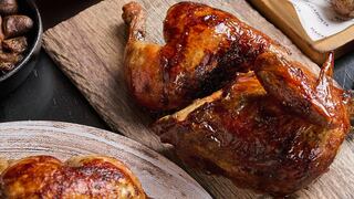 Sabores a la leña y tradición: celebra Fiestas Patrias con pollo y anticuchos al carbón