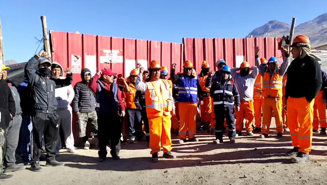 Obreros de carretera Cayma–Cabrerías protestan por falta de pago