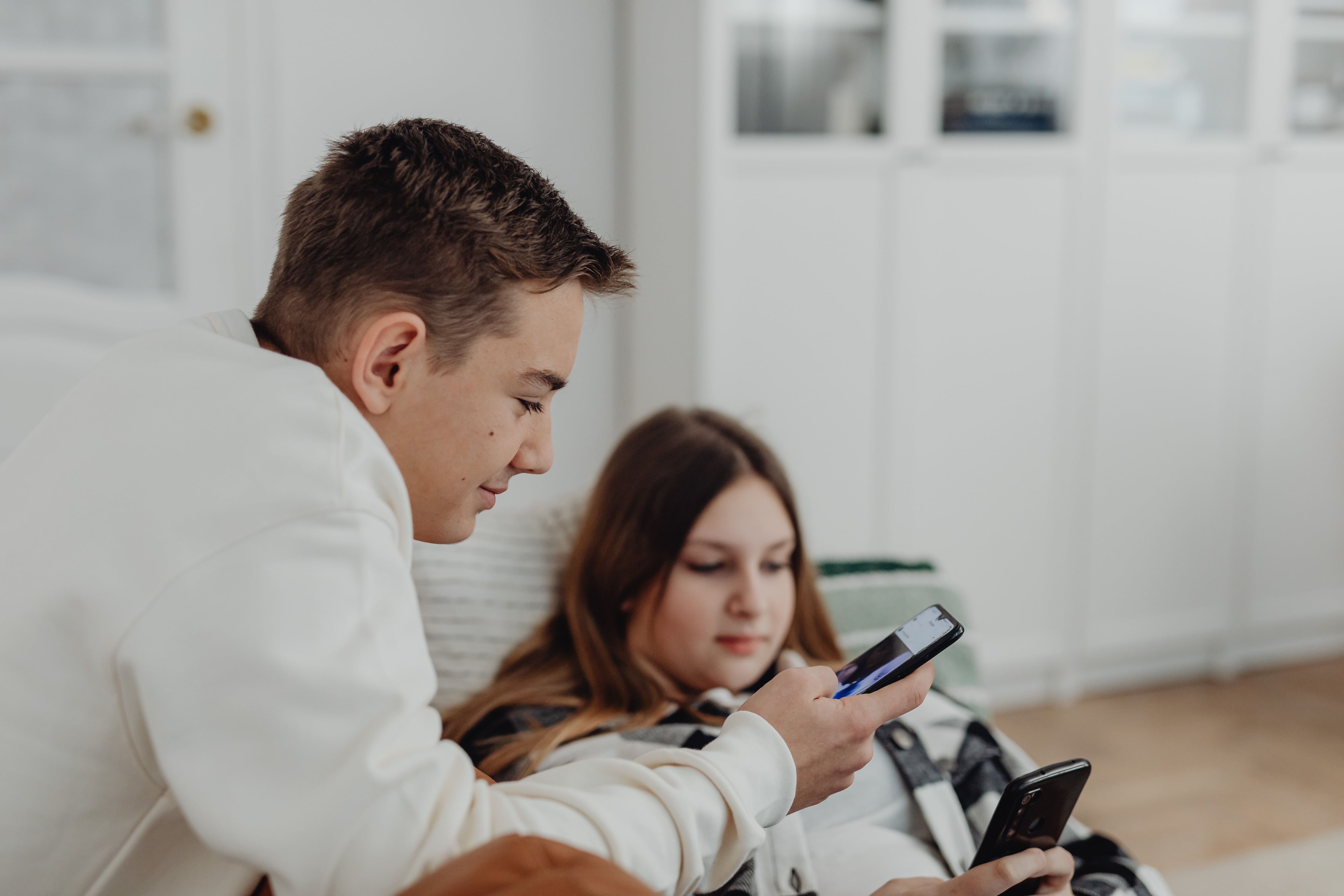 Las vacaciones escolares suelen incrementar el tiempo que niños y adolescentes pasan frente a celulares, tabletas, computadoras y videojuegos. Una especialista brinda recomendaciones para promover un uso equilibrado de la tecnología y prevenir efectos negativos en la salud y el bienestar.