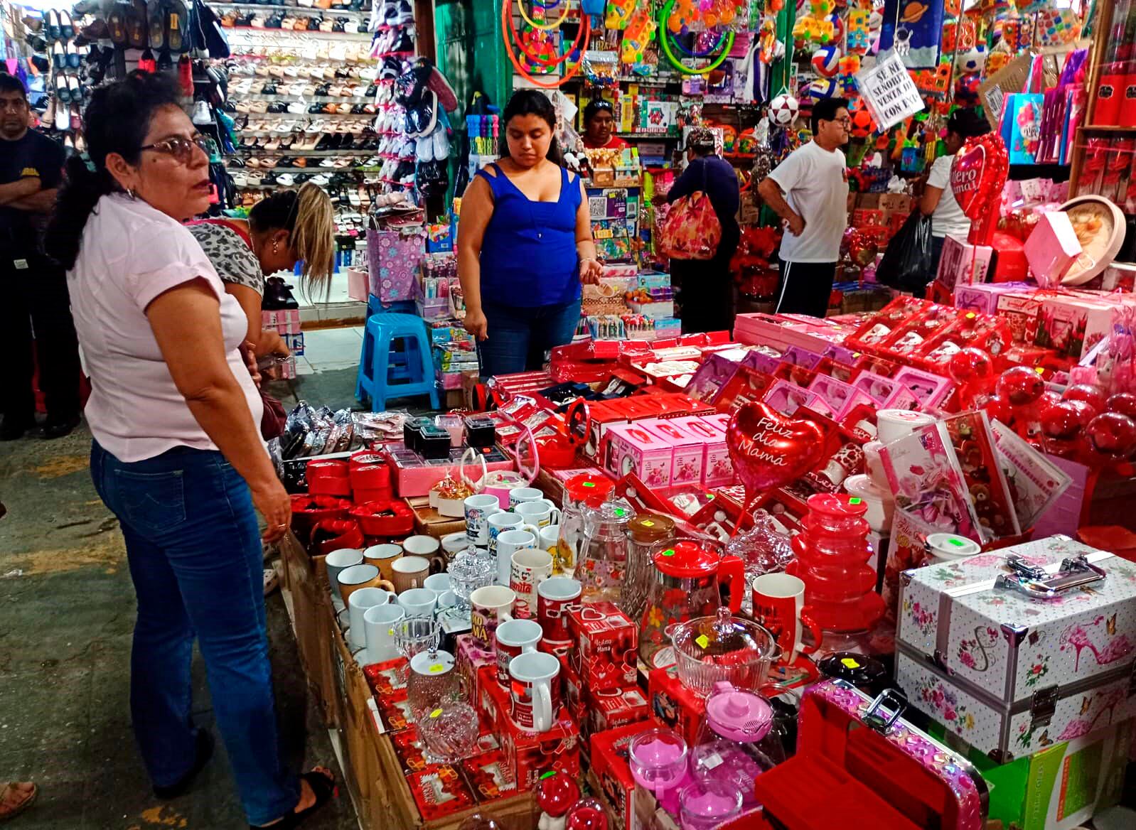 A pocos días del Día de la Madre, los comercios se preparan para ofrecer una variedad de regalos.