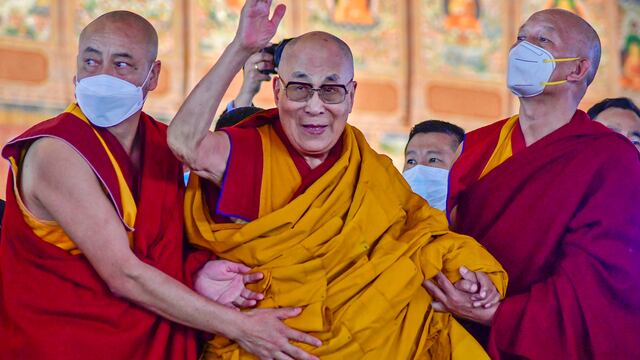 El Dalái Lama se disculpa por pedirle a un niño que le chupe la lengua
