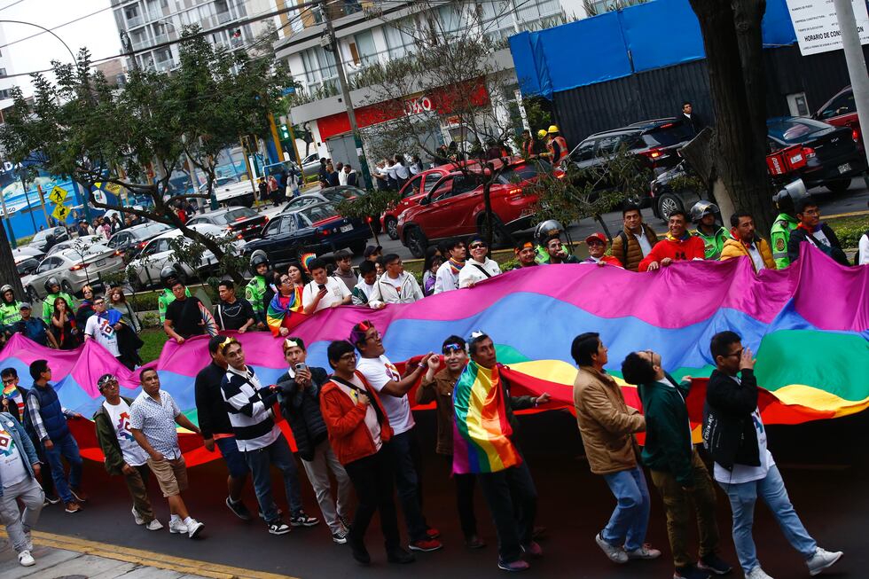 Cientos de personas se suman a Marcha del Orgullo 2025