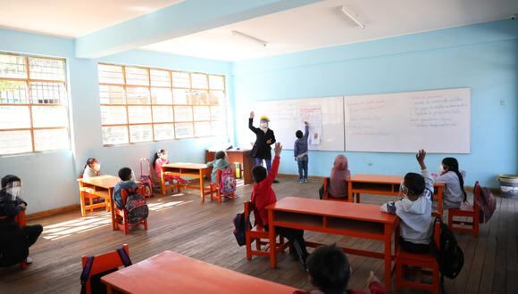 Las autoridades de las instituciones educativas privadas deben mantenerse en contacto permanente con los padres de familia.