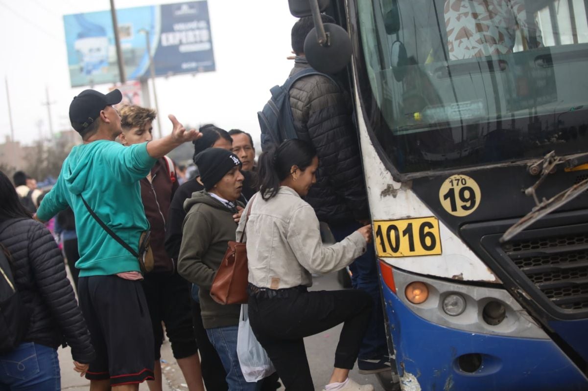 La falta de planificación urbana y un sistema de transporte público ineficiente provocan que miles de limeños pasen años de su vida atrapados en buses rumbo al trabajo.
