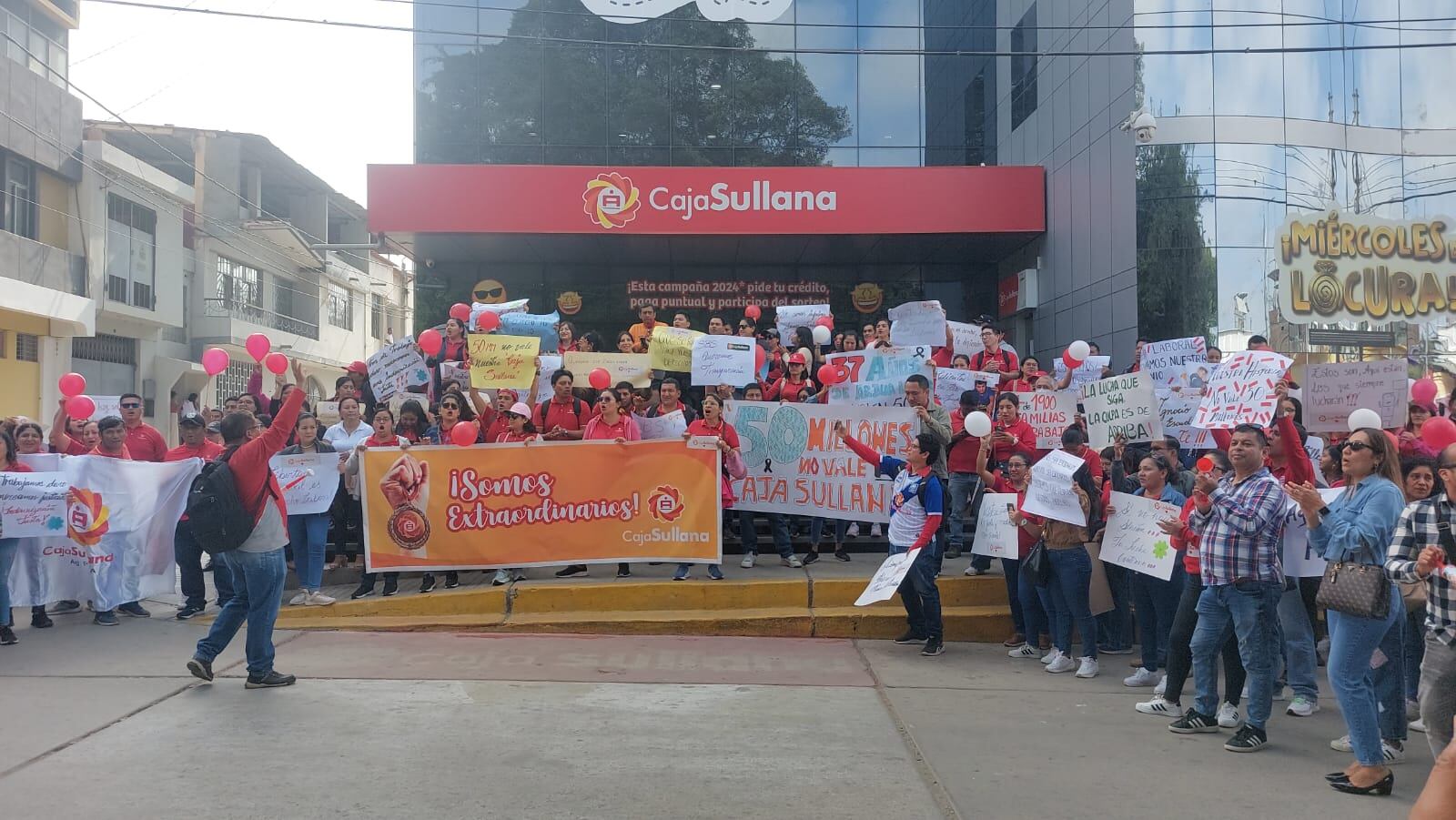 Portando carteles en mano, trabajadores protestaron para exigir que la SBS les indique cuál será su situación laboral, luego que la ex CMAC Sullana fue absorbida por la Caja Piura