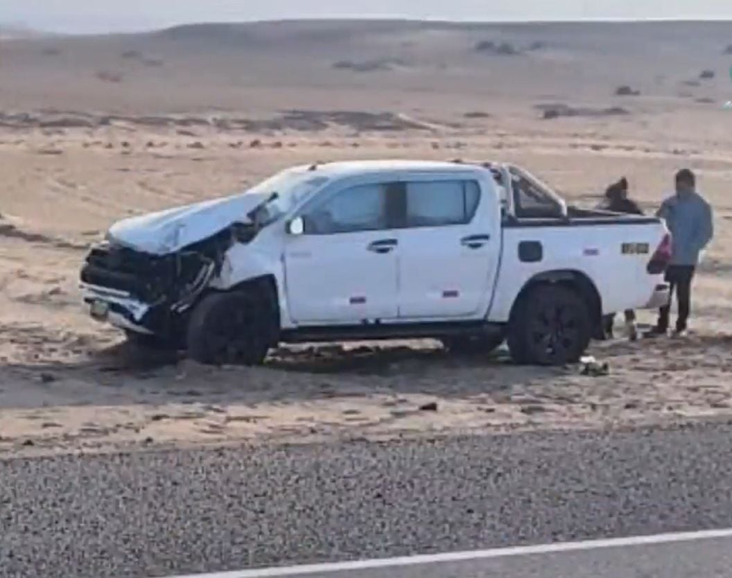 La mujer se bajó para apoyar a su acompañante que conducía camioneta. (Foto: Difusión)