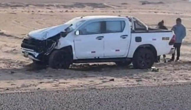La mujer se bajó para apoyar a su acompañante que conducía camioneta. (Foto: Difusión)