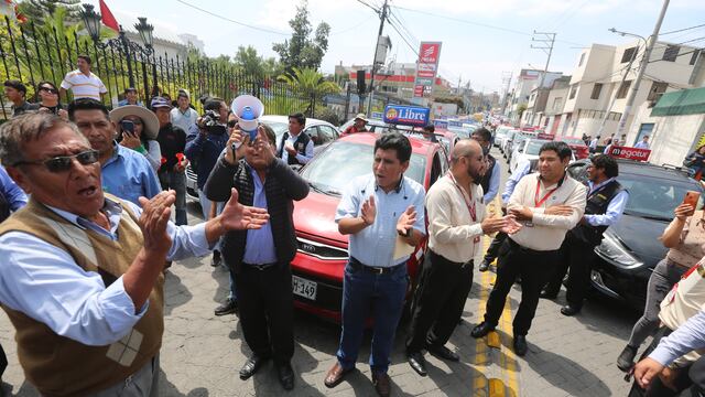 Decenas de taxistas de Arequipa realizaron marcha rodante en contra de las multas de plaqueo (VIDEO)