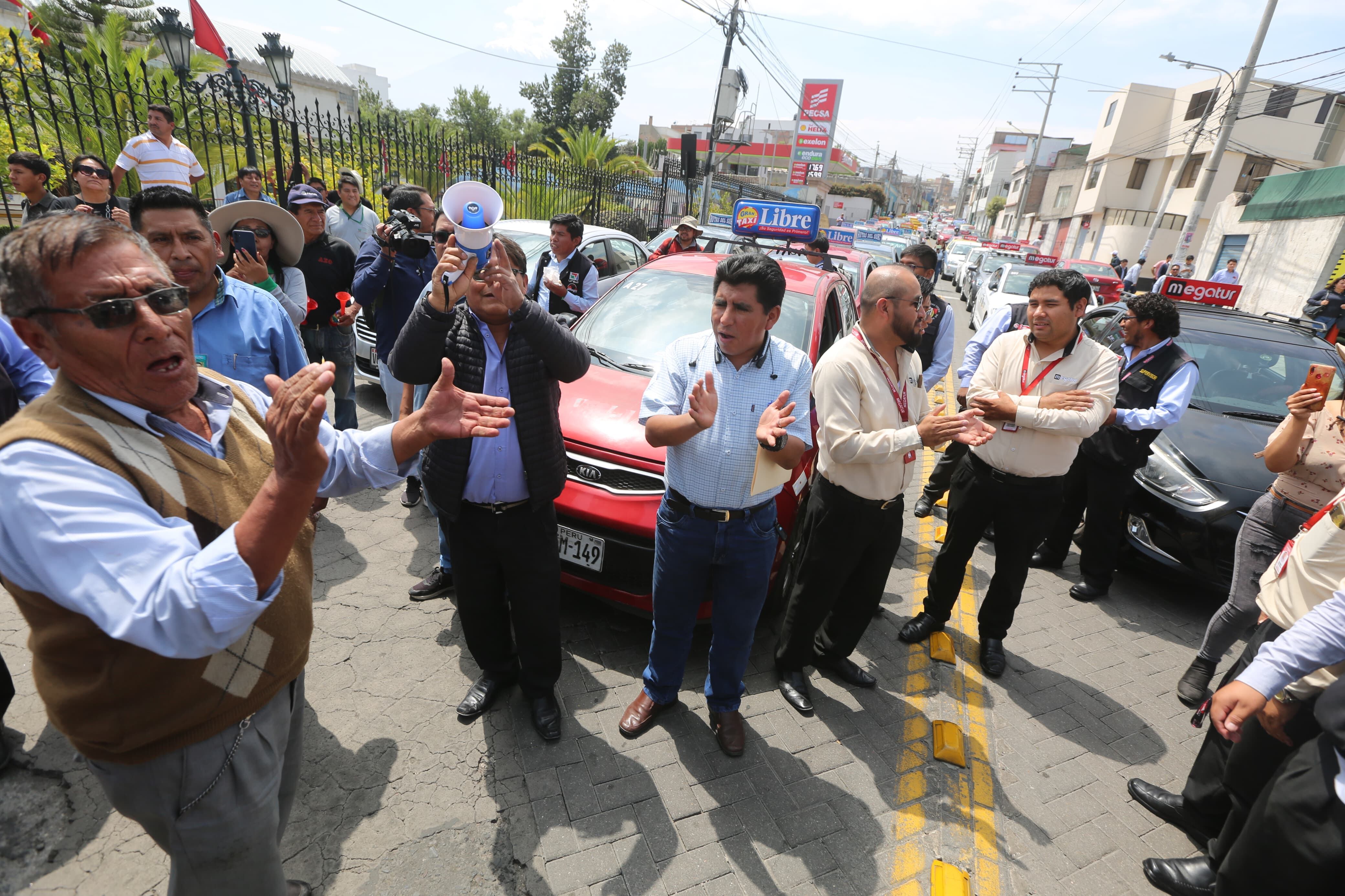 Taxista protestan contra el plaqueo. Foto: Leonardo Cuito.
