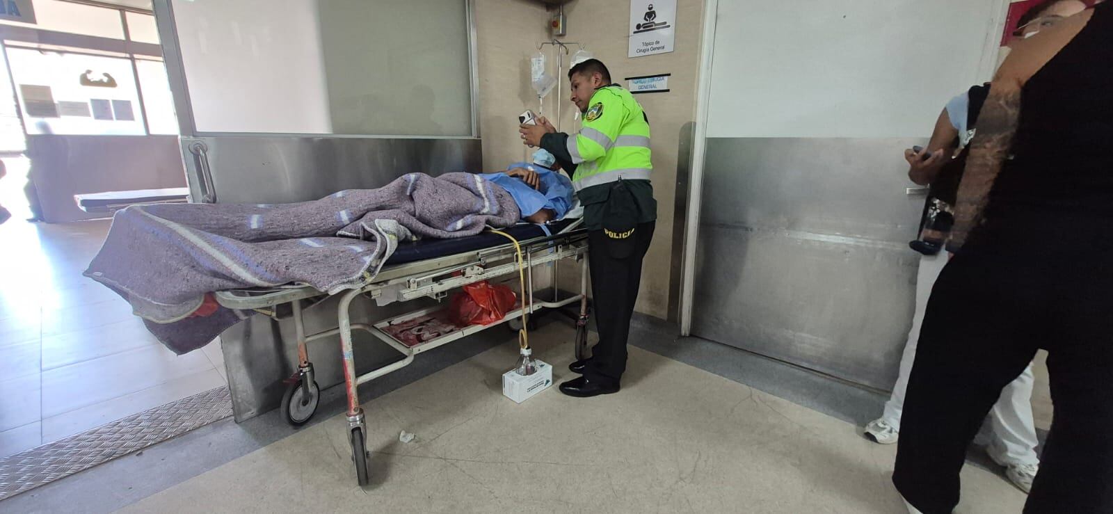 Venezolano se salva de morir en Arequipa tras ser acuchilllado por un celular