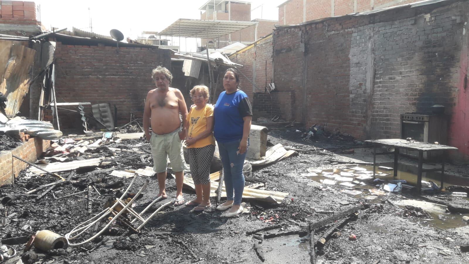 Incendio consume vivienda en Castilla