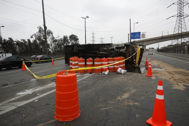 Camión se vuelca en la Vía de Evitamiento y provoca congestión vehicular en San Juan de Lurigancho
