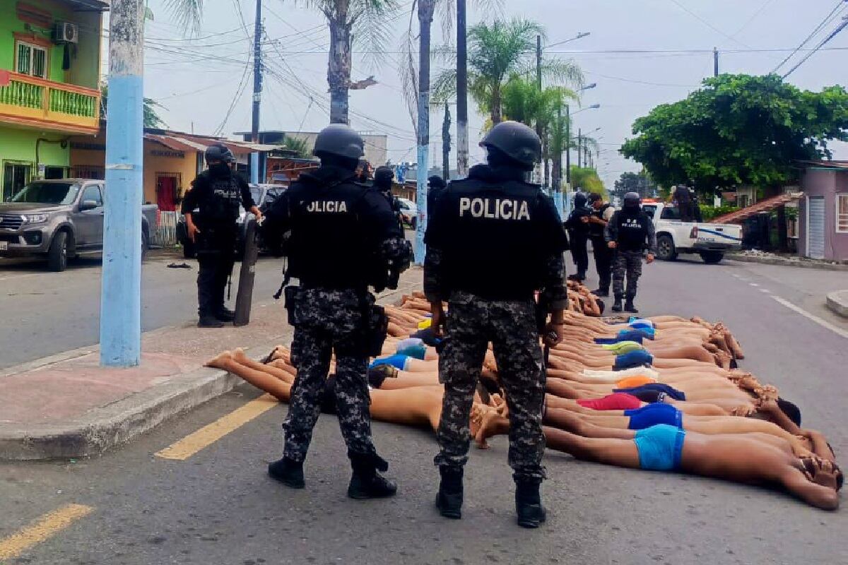 Agentes de la Policía de Ecuador detienen a decenas de personas acusadas de intentar tomar por asalto un hospital en Yaguachi, Guayas, el 21 de enero de 2024. (Foto de Twitter/X @PoliciaEcuador)