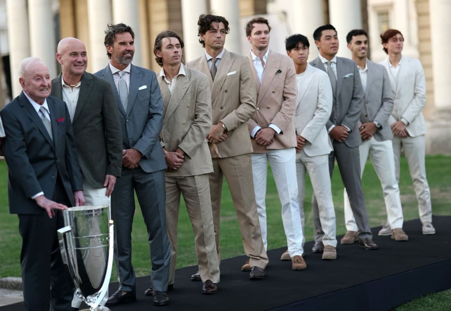 Ignacio Buse (el último de la fila) posa junto a los legendarios Rod Laver y André Agassi y sus compañeros del Team World. Foto: Laver Cup
