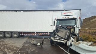 Choque de dos camiones pesados bloquearon la vía Arequipa - Puno