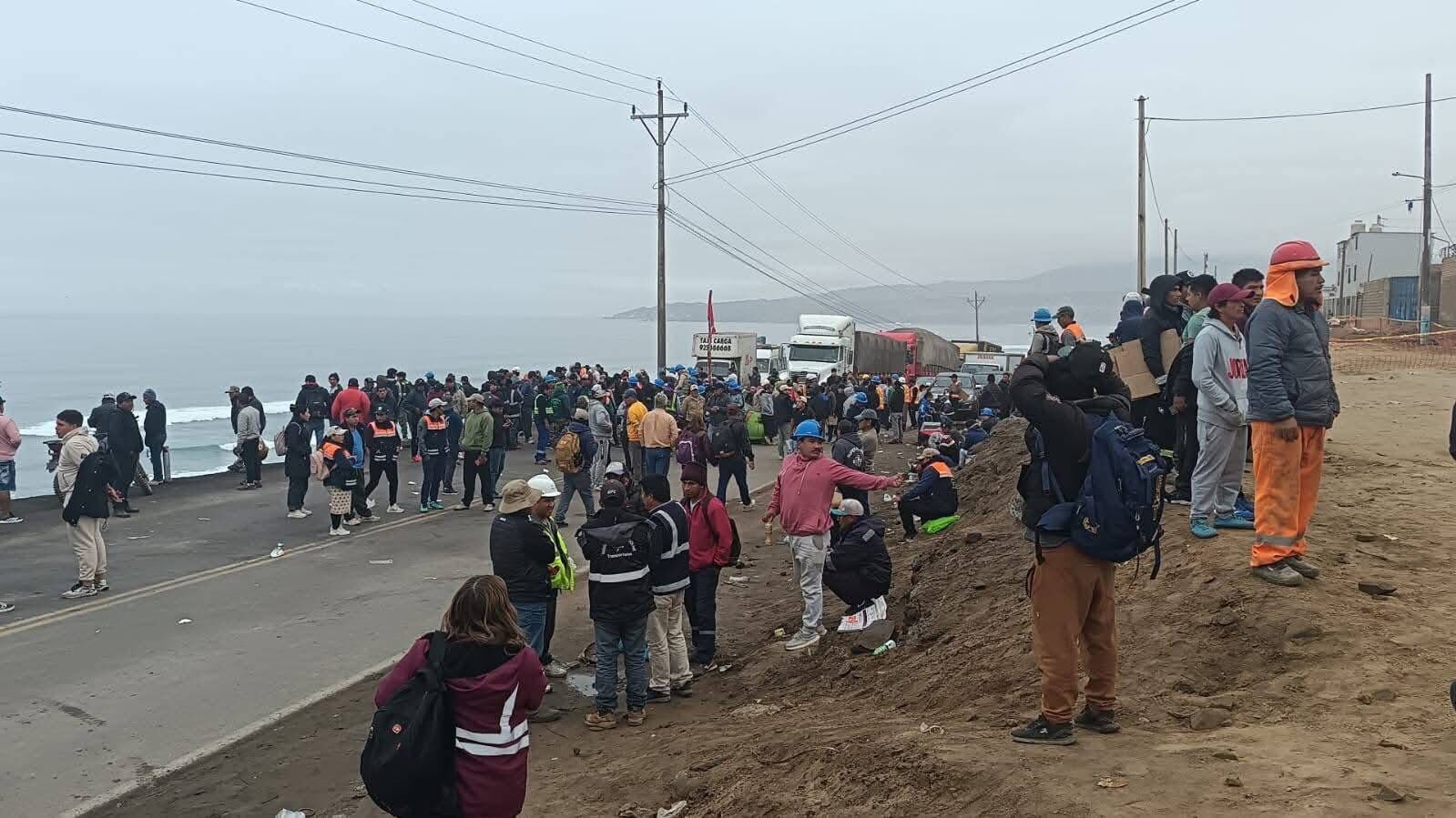 La Sutran reporta interrupciones en vías de La Libertad, Cusco, Ica y Arequipa, mientras gremios advierten posibles faltas de alimentos y gas tras tres días de bloqueo.