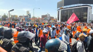 Obreros de construcción civil se movilizan al centro de la ciudad de Arequipa (FOTOS Y VIDEO)