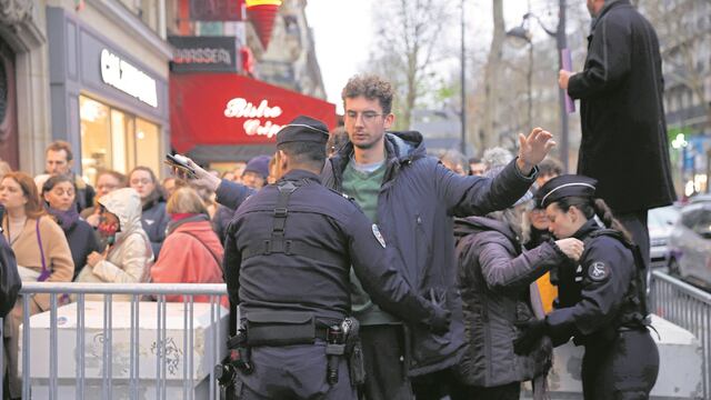 La seguridad en inmediaciones del templo fue estricta para evitar cualquier incidente.