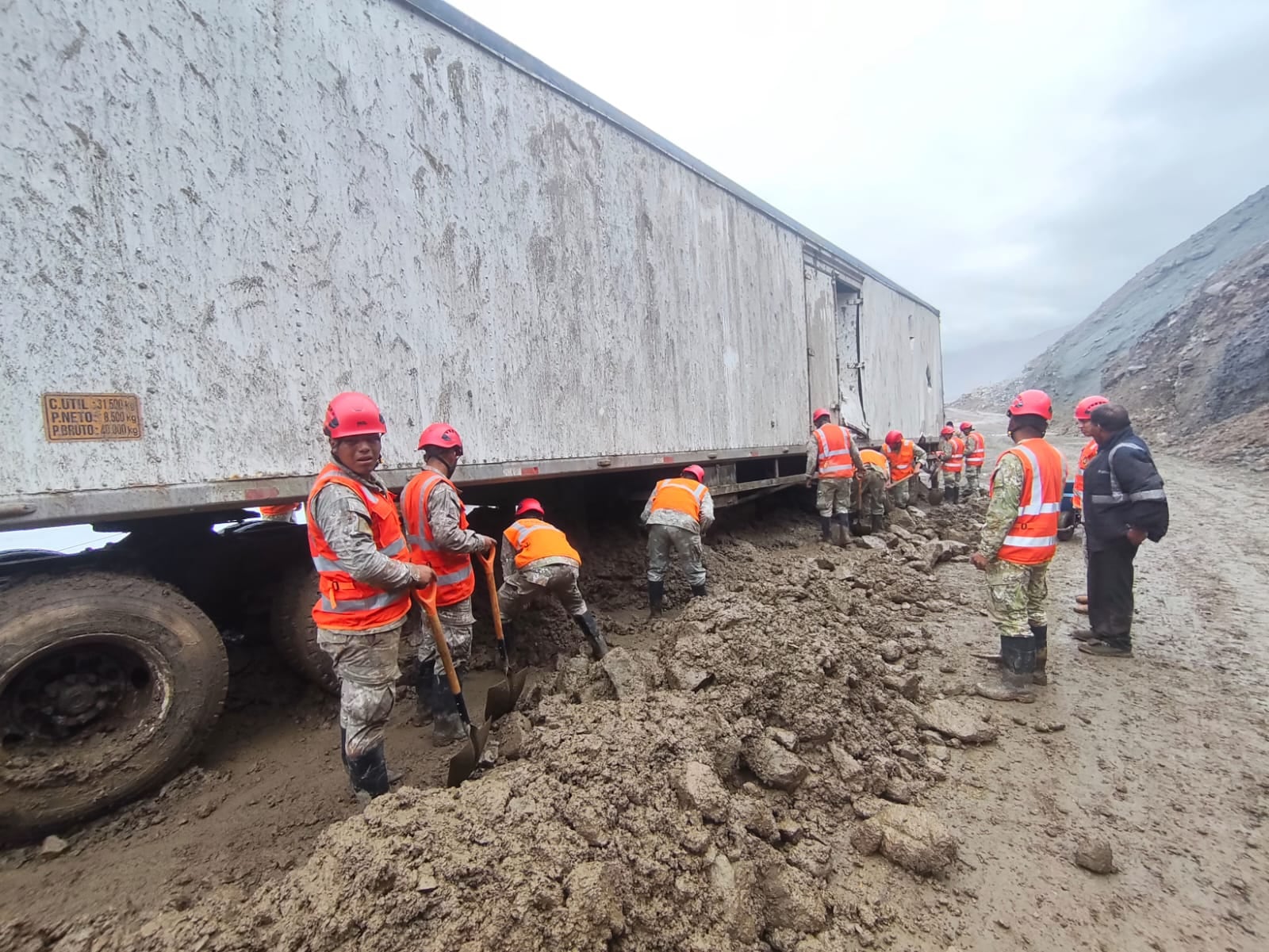 Personal del Ejército ayuda a retirar el lodo que iinmovilizó a los vehículos de carga pesada (Foto: Municipalidad de Caravelí)