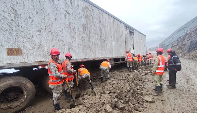 Personal del Ejército ayuda a retirar el lodo que iinmovilizó a los vehículos de carga pesada (Foto: Municipalidad de Caravelí)
