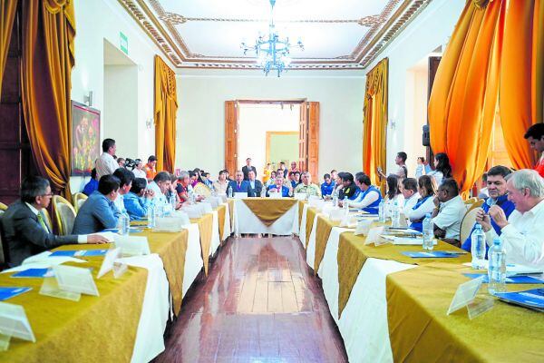 Gobernador César Acuña anuncia programa que se haría con recursos del canon.