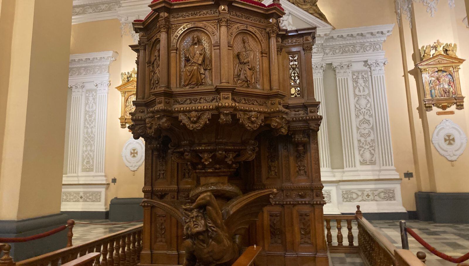 La imagen del diablo tallada a base de madera está en la Basílica Catedral de Arequipa| Foto: Soledad Morales